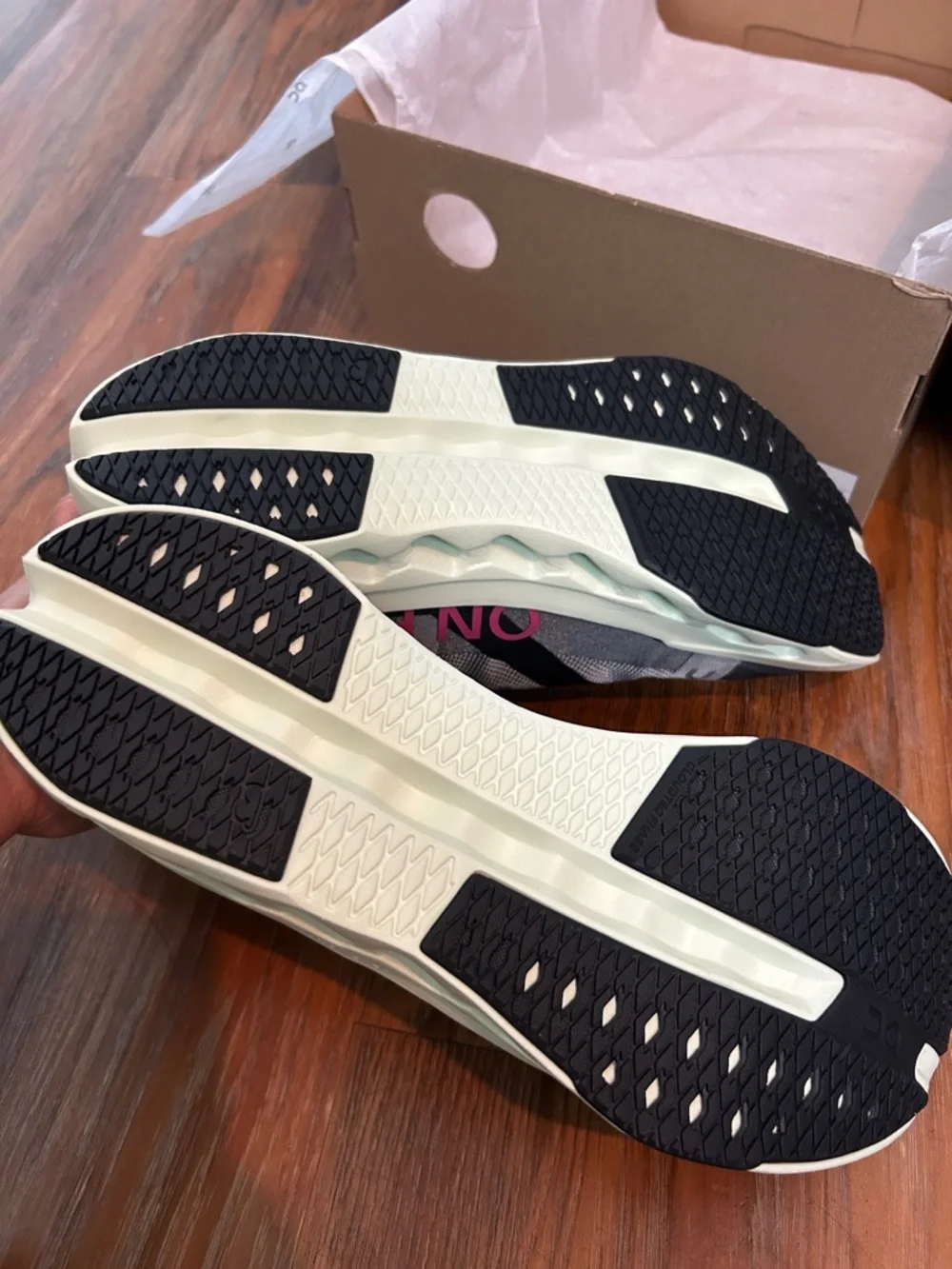 On Running Cloudsurfer NEXT Black & Mint sz 11 NWT - Picture 4 of 4